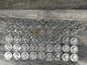 lot 213 image: 46 - Bicentennial 1776-1976 Quarters