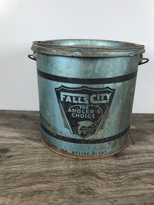 lot 276 image: Vintage Falls City The Anglers Choice Metal Fishing Minnow Bucket - No. 104 DYLite Flat