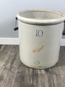 lot 292 image: Vintage 10-gallon Red Wing Stoneware Crock