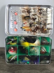 lot 334 image: Vintage Perrine #91 Aluminum Fly Fishing Tackle Box With Flies