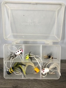lot 340 image: Small Plastic Tackle Box Case with Vintage Fly Fishing Lures