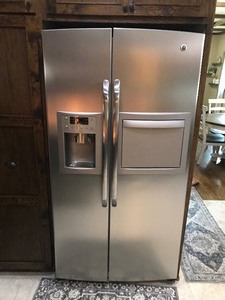 lot 3A image: GE ENERGY STAR 25.9 Cu. Ft. Side-By-Side Refrigerator with Dispenser
