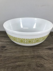 lot 416 image: Vintage Large Pyrex Mixing Bowl
