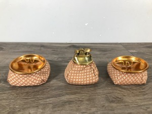 lot 419 image: Vintage Beanbag Style Table Lighter with 2 Ashtrays
