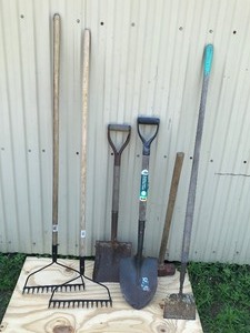 lot 449 image: Lot of Yard Tools