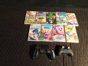 lot 436 image: 2 Game controllers and 9 empty Switch cases