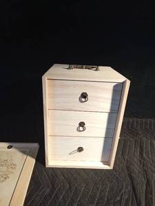 lot 187 image: 3 Drawer wood box