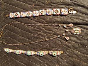 lot 186 image: 3 pieces of Mozaic jewelry