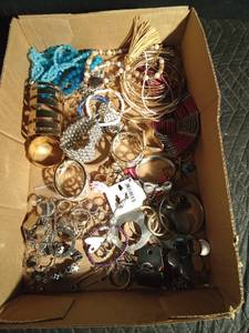 lot 182 image: Flat of jewelry with sterling silver and Liz Palacious