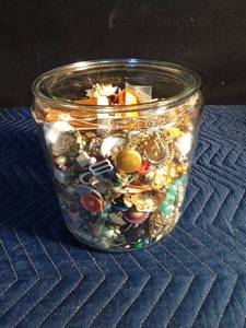 lot 177 image: Jar of jewelry miscellaneous pieces