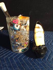 lot 178 image: Jar of miscellaneous pieces of jewelry