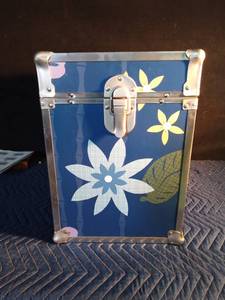 lot 179 image: Floral print square storage box