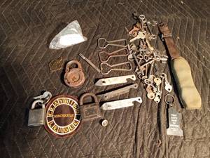 lot 129 image: Collectibles - Hamms, Grainbelt, Pabst, bottle openers, vintage padlocks, vintage keys, Winchester patch and more