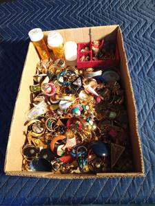 lot 172 image: Vintage and new pierced earrings