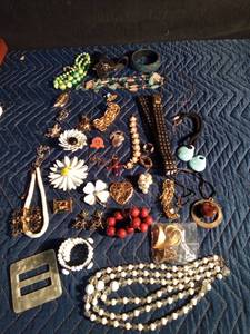 lot 174 image: Assorted vintage jewelry