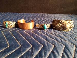 lot 173 image: 4 bracelets