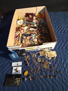 lot 170 image: Miscellaneous necklaces
