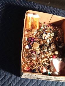 lot 168 image: Vintage and new sets of earrings