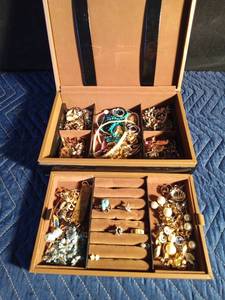 lot 169 image: Jewelry box full of jewelry