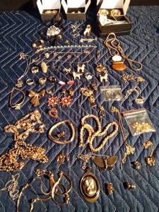 lot 167 image: Vintage Avon jewelry