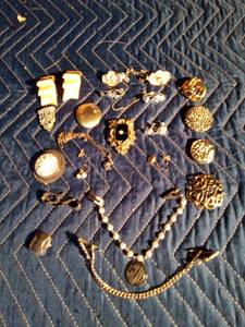 lot 161 image: Gold and silver jewelry - See details