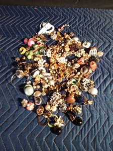lot 163 image: Vintage clip-on earrings - see details