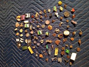 lot 158 image: large assortment of hat and lapel pins