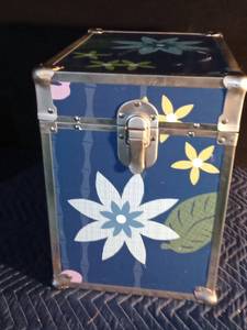 lot 151 image: Floral print square storage box with latch