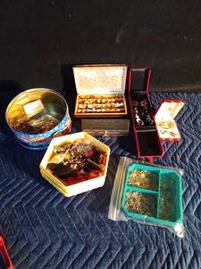 lot 152 image: Vintage earrings, pins, tie clips, cuff links and small clutch