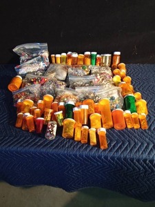 lot 150 image: Box of pill bottles and bags of beads and accessories