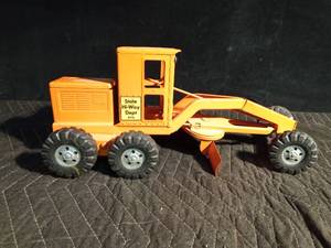 lot 105 image: Metal Tonka State Hwy Dept. toy grader