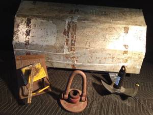 lot 147 image: Aluminum boat tank, 2 anchors and heavy-duty shackle