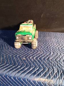 lot 86 image: 4 X 4 metal Tow truck