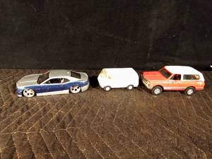 lot 79 image: Metal Tonka van, Maisto Camaro, Ertl Chevy truck