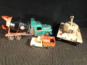 lot 81 image: Vintage Structo cement truck, Vintage Ertl truck and plastic army tank