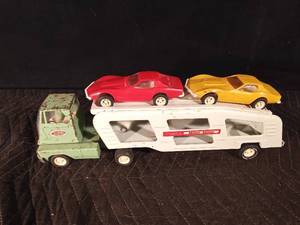 lot 78 image: Vintage Tonka Motor Mover semi-truck & car carrier trailer with 2 plastic cars