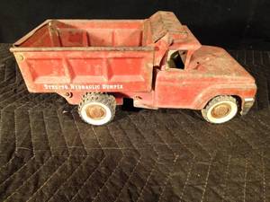 lot 70 image: Structo metal dump truck