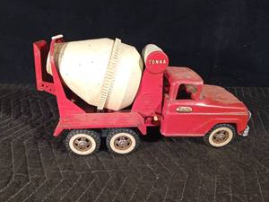 lot 68 image: Metal Tonka cement truck