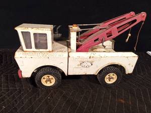 lot 64 image: Vintage metal Tonka wrecker