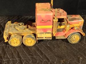 lot 59 image: Vintage metal semi-truck