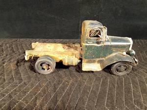 lot 54 image: Vintage green metal truck