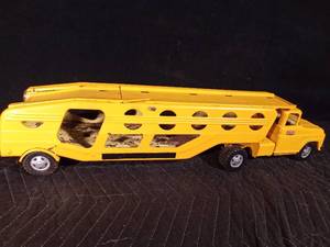 lot 41 image: Vintage metal Tonka car carrier semi-truck and trailer