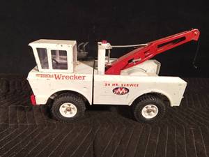 lot 42 image: Vintage metal Tonka AAA wrecker truck