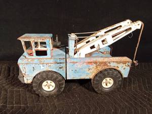 lot 43 image: Vintage metal Tonka wrecker truck