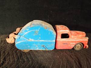lot 37 image: Vintage Structo toys metal garbage truck
