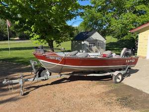 lot 1 image: 1987 Lund 16ft Fishing Boat with Trailer and Evinrude Motor