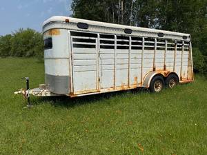 lot 9 image: Kiefer Horse Livestock Trailer with Dual Axle - Used