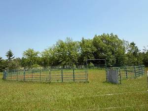 lot 17 image: Used Metal Round Pen Panels