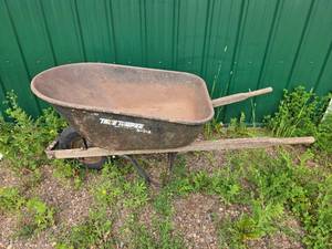 lot 23 image: Used True Temper Contractor Grade Wheelbarrow