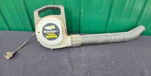 lot 31 image: Silver Eagle 1 Electric Blower by McCulloch